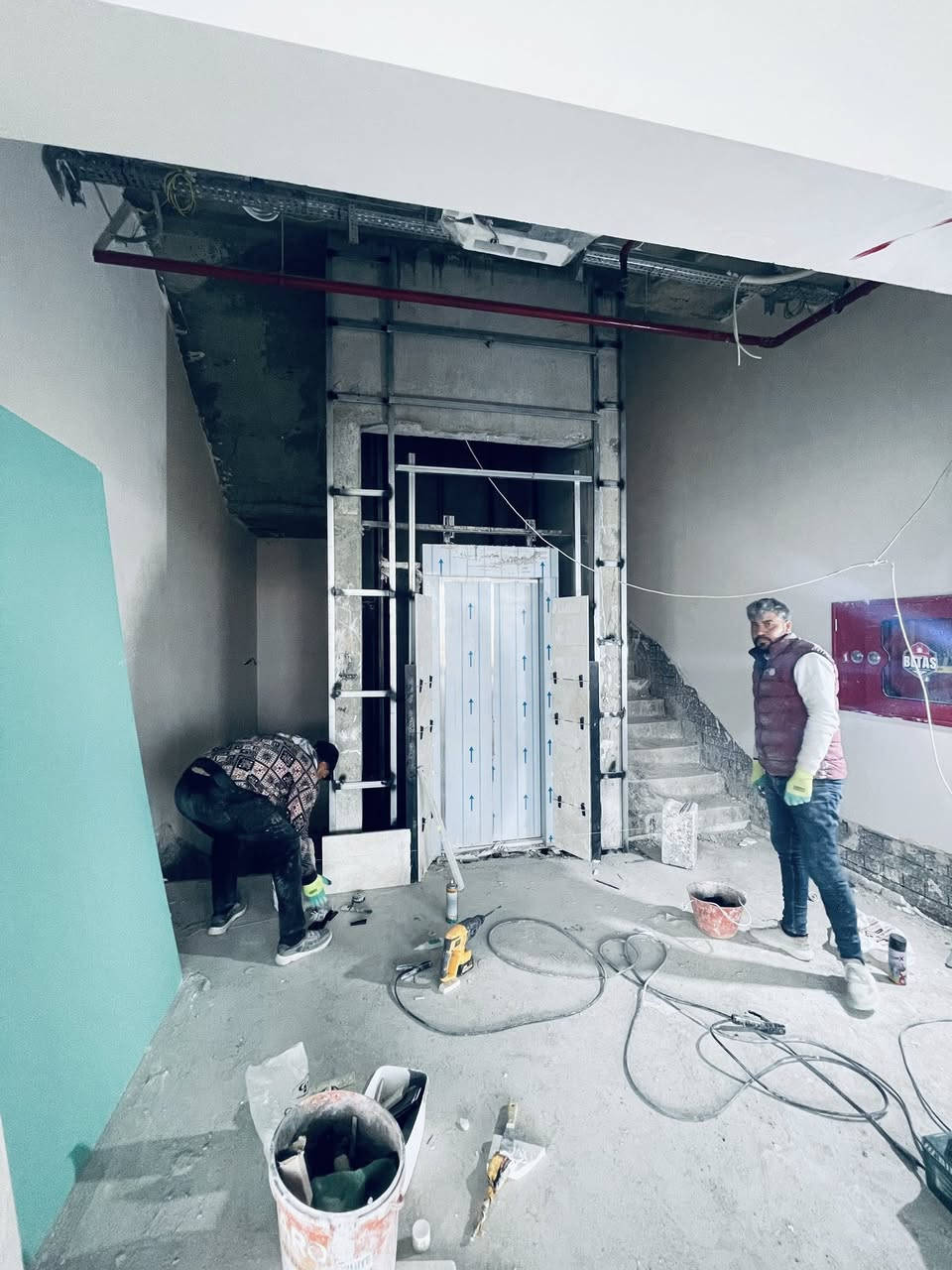 🔷  متابعة أعمال تغليف واجهة المصعد 🔷  

📍 الموقع: كركوك – طريق بغداد  
🏗️ اسم المشروع: بناية تجارية  

ضمن أعمال الإنهاءات، تمت متابعة تنفيذ تغليف واجهة المصعد باستخدام ألواح المرمر، وفق المواصفات الفنية المعتمدة، وبإشراف هندسي مباشر، حيث تضمنت الأعمال ما يلي:

▪️ تنفيذ الهيكل الحديدي الداعم (Substructure) وتثبيته باستخدام حديد 1.5 ملم (4*2) ومعالجته بمواد مقاومة للصدأ  
▪️ ضبط المحاور والاستقامة باستخدام أجهزة القياس لضمان دقة التنفيذ  
▪️ تجهيز وقص ألواح المرمر حسب الأبعاد التصميمية لفتحة المصعد  
▪️ تثبيت الألواح باستخدام مواد لاصقة عالية الجودة مع اعتماد نظام الربط الميكانيكي (Mechanical Fixing)  وزوايا تثبيت لضمان الأمان والاستقرار  
▪️ تنفيذ الفواصل الهندسية بين الألواح (Joints) بشكل منتظم لتحقيق المتانة والمظهر الجمالي  
▪️ تنفيذ الزوايا بطريقة الفريز (Mitre Cut 45°) لإظهار تشطيب معماري فاخر وإخفاء سماكة الألواح  
▪️ تنفيذ الإطارات المحيطة بفتحة المصعد بدقة عالية وبمستوى تشطيب متقدم  

📊 تم التأكيد خلال المتابعة على:
✔️ جودة المواد المستخدمة  
✔️ دقة التنفيذ والاستقامة  
✔️ كفاءة نظام التثبيت الميكانيكي  
✔️ جودة تنفيذ الزوايا والفواصل  
✔️ مطابقة الأعمال للمخططات والمواصفات  

📷 الصور المرفقة توضح مراحل التنفيذ من تركيب الهيكل الحديدي إلى أعمال تثبيت المرمر والتشطيبات النهائية.  

—    
🏢 مشروع بناية تجارية – كركوك  

#هندسة #اعمال_انهاءات #مرمر #مصاعد #كركوك #Construc


**إذا كنت صاحب هذا الإعلان وتريد حذفه لأي سبب، رجاءا أرسل رسالة إلى الدعم الفني**