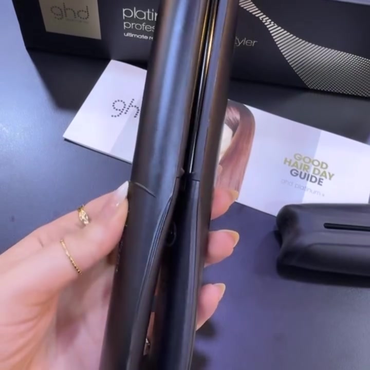 جهاز تصفيف وفرد الشعر الذكي ghd platinum+ professional smart styler باللون الأسود. يُعد هذا الجهاز من الفئات الفاخرة والأكثر ذكاءً في تجفيف وفرد الشعر لحمايته من الحرارة العالية وثبات التسريحة.

تقنية Ultra-zone التنبؤية: تتعرف على سمك الشعر وسرعة التصفيف لتعديل الطاقة والحرارة تلقائياً.

درجة حرارة ثابتة: يعتمد حرارة مثالية موحدة تبلغ 185 درجة مئوية (365 فهرنهايت) لحماية الشعر من التلف وتغير اللون.

مستشعرات Infinity: تقيس الحرارة بمعدل 250 مرة في الثانية لضمان توزيع متساوٍ للحرارة عبر الألواح.

تصميم مرن (Wishbone hinge): مفصلة مصممة بشكل مريح لمنع تشابك أو سحب الشعر أثناء الحركة.

إغلاق تلقائي آمن: يتوقف الجهاز عن العمل تلقائياً بعد 30 دقيقة من عدم الاستخدام لضمان الأمان الكامل.

جهد كهربائي عالمي: يعمل بتوافق كهربائي مرن يتيح تشغيله في أي مكان حول العالم.

متوفر دفع عن طريق ماستر كارت✨
📍ديالى-خانقين -امام عباس
📍مجاور عيادة دكتور سرمد وصالون ليدي وان 
متواجدين كل يوم من ساعة ٥ الى ١١ ليلاً 
متوفر توصيل جميع محافظات العراق🚙

للحجز السريع ‭٠٧٧٣ ٥١٤ ٥١٩١‬ 

#ترند#اكسبلور#جهازكاويةتكسيرالشعر #العراق#اجهزة
