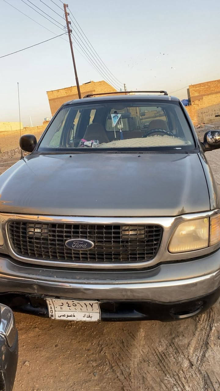 السلام عليكم سياره فورد امريكي موديل  1999كير ومكينه مكفوله من الصبغ مكفوله من الكص مكفوله ماعده بارد بصفحة اليمنه بيع او مراوس
السعر 48 $ بيهه مجال
***********
