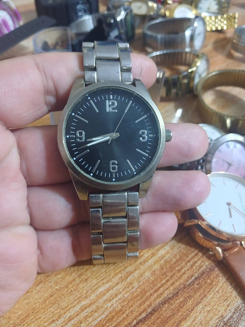 ساعه باله قديم اصلي كوارتز قطرها 42 السعر 25 الف مع التوصيل
مواصفات الساعة

الماركة: (فيسول )امريكية قديم 

نوع الحركة: كوارتز (Quartz).

المينا: باللون الأسود مع أرقام عربية فضية كبيرة عند الساعات 12، 3، 6، و9، وعلامات مربعة لبقية الساعات.

الهيكل والقرص: هيكل دائري من سبيكة معدنية مصقولة (Alloy) بلون فضي.

السوار: سوار معدني فضي اللون مصنوع من سبيكة معدنية، ويحتوي على مشبك إغلاق قابل للطي بضغط الزر.

المقاسات: يبلغ حجم الهيكل حوالي 42 ملم إلى 44 ملم، وسمكه حوالي 9 ملم


**إذا كنت صاحب هذا الإعلان وتريد حذفه لأي سبب، رجاءا أرسل رسالة إلى الدعم الفني**