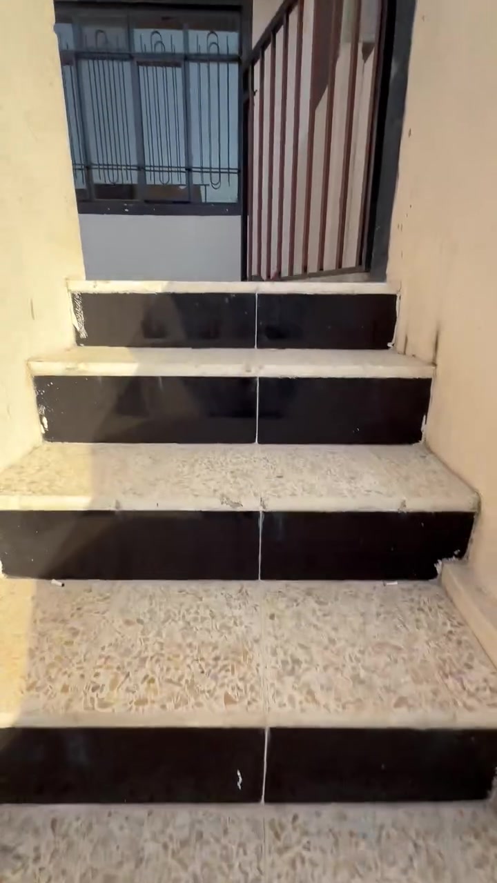 السلام عليكم
شقة للأيجار 
المساحة 200 متر 

تتكون من غرفتين وهول ومطبخ وحمامات 

📍الموقع: موصل جانب الايسر حي الزهراء قرب متوسطة الأفق فرع المختار 
التواصل 
كورك : ***********
أسيا: ***********
