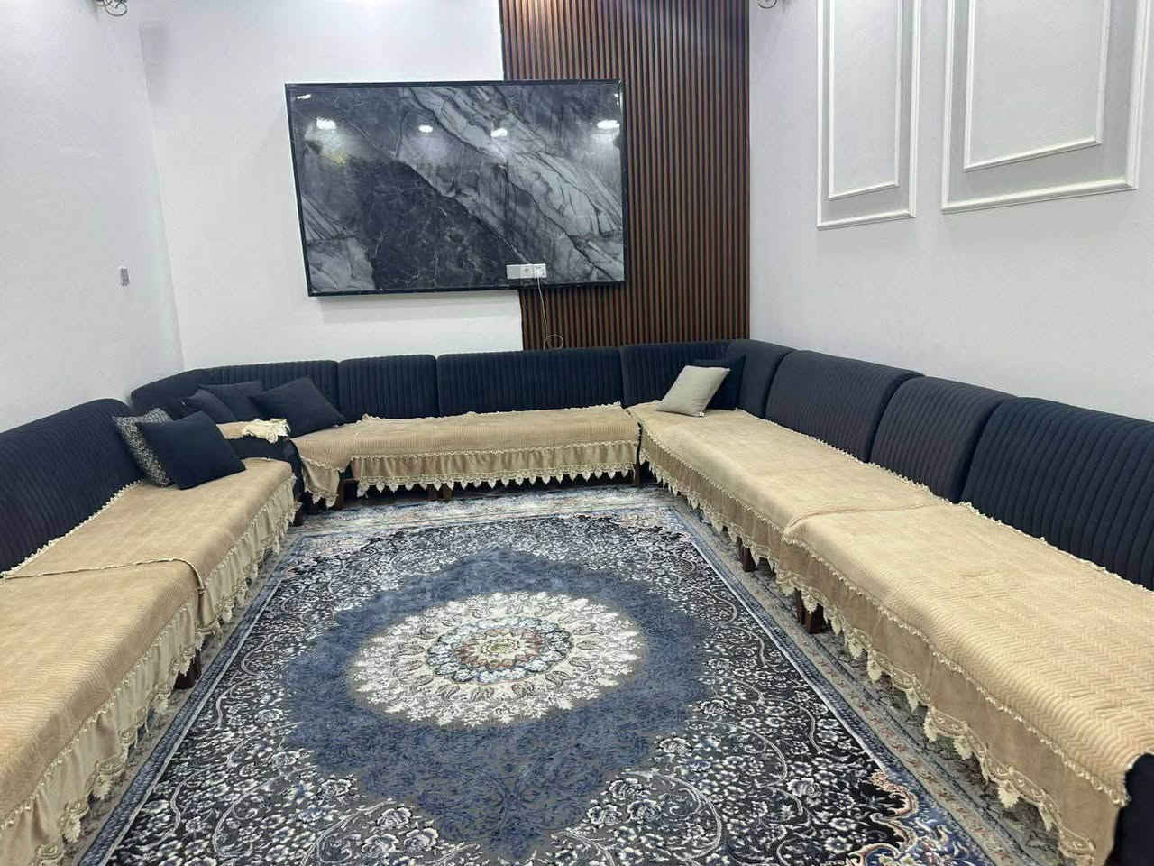 السلام عليكم بيت 🏡 للبيع في الاسكان الصناعي 
نزلة العمارات كلش قريب على الشارع الرئيسي 
مقابل الحديقه حديقه المساحه 125 م الواجه 12 ونص م والنزال 10 م البيت طابقين بناء حلو ومرتب … السعر مراسلة الصفحه أو الاتصال على الرقم الموجود … مكتب الخزاعي للعقار 
***********
