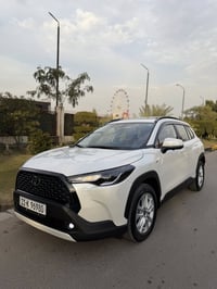 كورلا كروز الفول مواصفات  موديل 2025  ماشيه الفين فقط   رقم بغداد باسم...