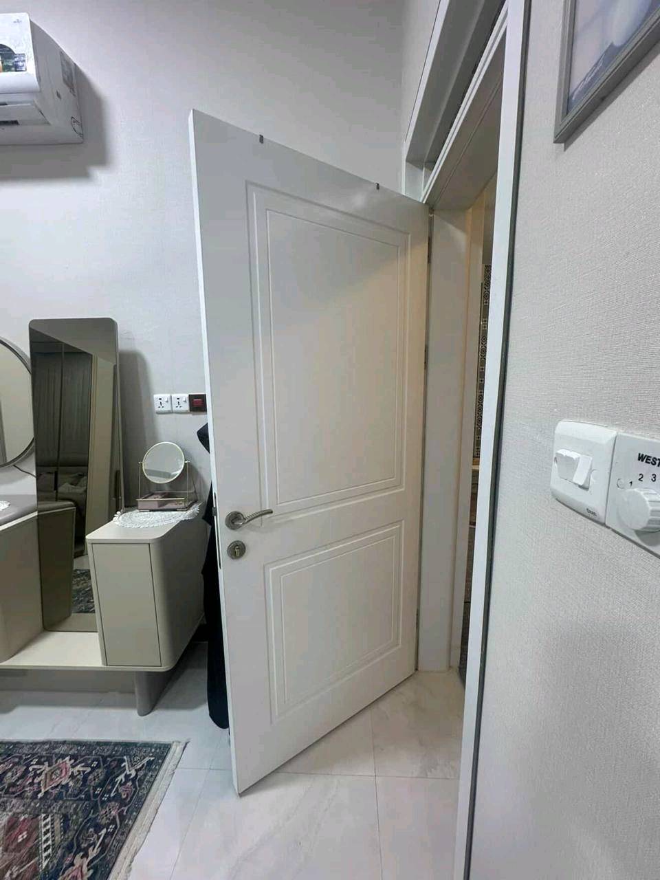 : هذا البيت 650 متر طابو زراعي سند 25 بيت بسمي  واجه 14 ونزال 45 متر. وحديقه 250 متر يباع مع الاثاث اوبدون المنطقى مي مجاري كهرباء خدمات كامله يبعد عن الامام 4 كيلو طريق بغداد كربلاء عمود 51 قرب جامعة الزهراء خلف خباطه العبتة
السعر 250 قفل 
رقم ***********