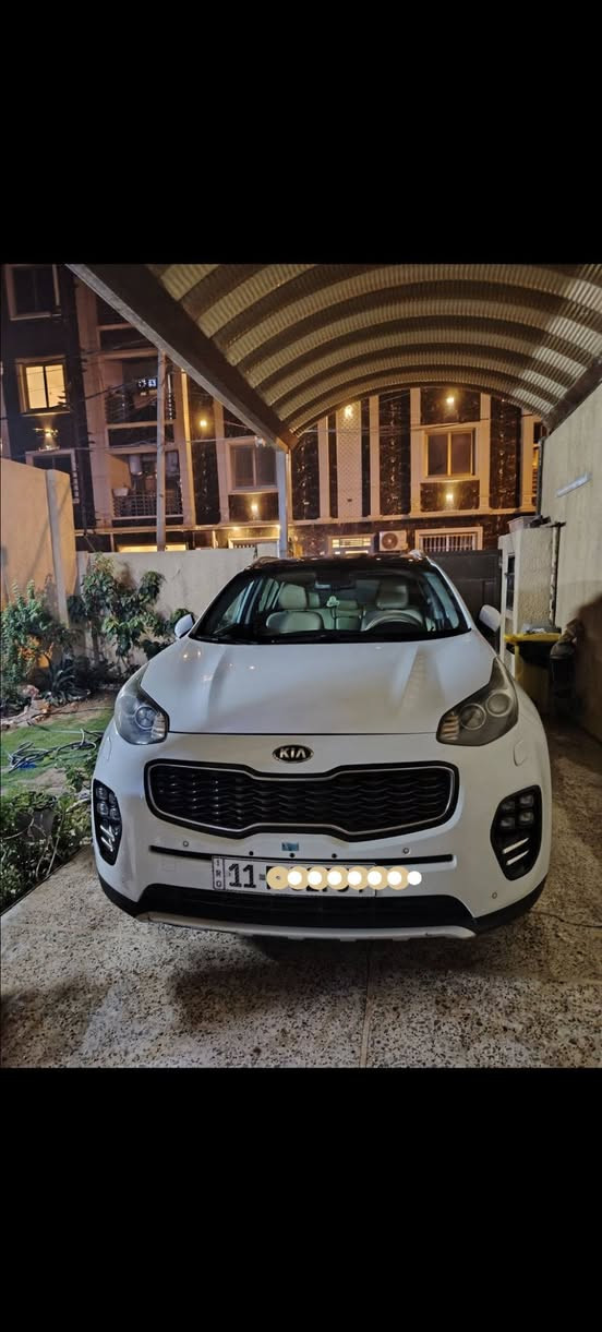 السلام عليكم 
كيا سبورتج 2016 خليجي محرك 2400 المرغوب
                 Kia Sportage GT Line
 فور ويل دفع رباعي
نضام صعود منحدرات 
 شاشة اعطال 
 سستم صوت JBL بلادي 
بصمة + بصمة أبواب  
 شحن لاسلكي 
 هاندبريك دكمة
 سقف بنراما 
 كشنات جلد 
 
✅ تحكم ستيرن 3 انضمة ( سبورت ايكو نورمال )
✅ مري شفط مع نضام الترحيب و أشاير بالمري 
✅ تبريد قطعين  
✅ شاشة كامره 
✅ رادار امامي خلفي جوانب ( مانع اصطدام )
✅ كروز مثبت سرعة 
✅ تحكم ستيرن كامل ( فول تحكم )
✅ شاحن واير ليس منافذ UPS امامية وخلفية 
✅ لايتات زنون + كشافات ضباب 
✅ مانع انزلاق
سيارة كلش نظيفه مال بيت
والسعر هم حلو 
بغداد الاعظمية ***********
فقط انتصال
