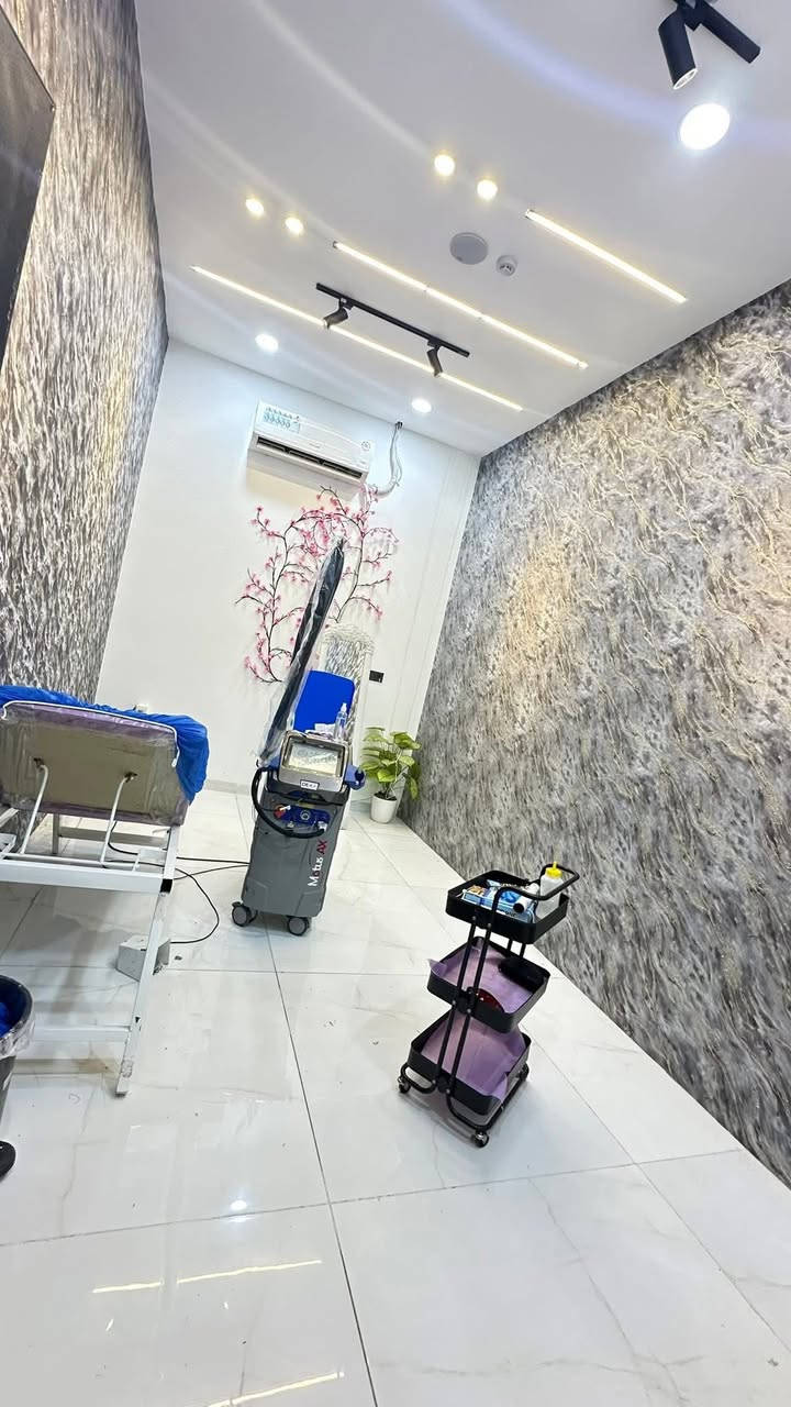 ✨ فرصة استثمارية مميزة ونادرة في كركوك ✨
السلام عليكم ورحمة الله وبركاته،
🔹  عيادة طبية متكاملة وحديثة التجهيز
للبيع او لدخول شريك بالنصف

👈🏻الوارد الشهري من الى 3مليون  
الى 8 مليون وقابل للزيادة
مساحة 400 متر 
صرفيات المجمع الإيجار مع الخدمات كهرباء ماء والكادر 
كامل شهرية 3 مليون فقط

👈🏻دخول الشريك بالنص المبلغ 
9 دفاتر 
📍 الموقع المميز: جداً
كركوك طريق بغداد – 
📐 المساحة: 400 متر مربع
🔸 العيادة مجهزة بالكامل من أطباء الأسنان وأطباء التجميل
🔸 لديها قاعدة مراجعين قوية ومستمرّة
🔹 الأجهزة المتوفرة:
جهاز Hydrafacial
جهاز HydroCool
جهاز CO2
جهاز ليزر ديكا الإيطالي (بارد وبدون ألم)
عدد (2) جيرات أسنان
جهاز كوتري للعمليات
جهاز سنترفيوج
جهاز أوتوكليف
🔹 سبالت مركزية
🔹 سديات حديثة ومميزة
🔹 أثاث متكامل بحالة ممتازة
🔹 جاهزة للعمل فوراً بدون أي نقص
📌 الموقع حيوي جداً ومناسب للاستثمار الطبي أو التوسّع في مجال الأسنان والتجميل، مع سمعة طيبة ومراجعين دائمين.

 1- التعامل يكون مع صاحب العقار الشرعي
2- المكتب  وسيط بين الطرفين ولحفظ الأجراءات  القانونية والتأكد من صحة العقار قبل تسليم اي مبلغ بأشراف قانوني 
——————
3- الرقم الخاص بالمكتب للأتصال ***********
—————
4-موقع   المكتب كركوك حي الواسطي 
سايدين العمارة الخضره مقابل شقق الغاز  ومجاور دكتورة سلوى البياتي 
 🏦مكتب سُلطان العقار 🏦 
 بأدراة أستاذ سيف 
 للأتصال ***********
✅نستقبل جميع عروضاتكم السكنيه والتجاريه في كركوك 💯والترويج لها عبر الصفحه الخاصة بالمكتب
للأستثمار والتطوير العقاري  معنا نحو الأفضل المكتب مجاز من غرفة تجارة ونتعامل بأشراف قانوني
