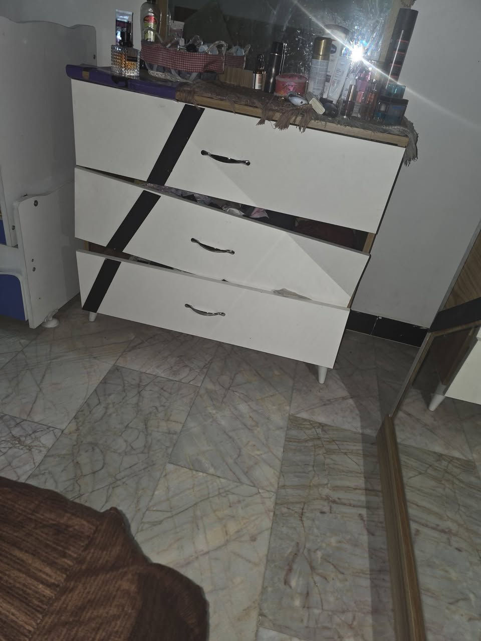 غرفة تركية اقتصادية نظافة ٨٠ بالمية ماخذته اول العام ب٦٥٠ اريدها ب٣٥٠ وبيها مجال


**إذا كنت صاحب هذا الإعلان وتريد حذفه لأي سبب، رجاءا أرسل رسالة إلى الدعم الفني**