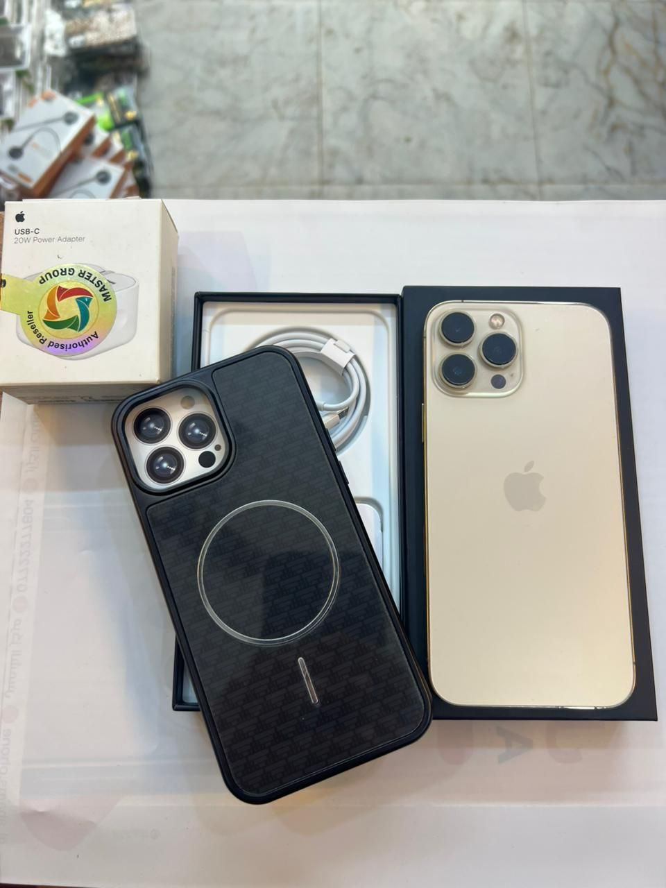 ايفون 13 برو ماكس 256 ذاكرة 
بطارية 95‎%‎
نضافة 100‎%‎
كامل ملحقات الاصلية شركة ماستر 
اصلي وبيه ضمان لوكالة 
استخدام قليل
السعر مناسب
***********
العنوان القطاع شارع السوك مجاور عوينات الكرار 
مركز الشمس

