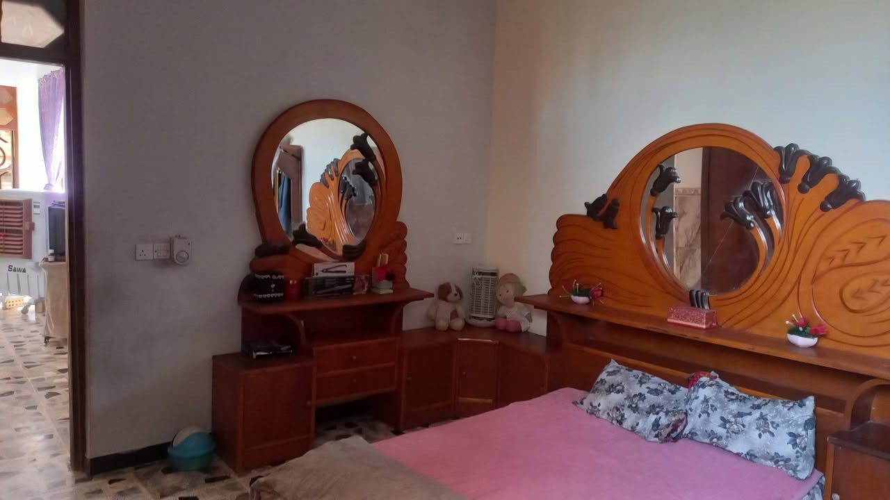 دار للبيع المساحة ٢٠٠ متر طابو ملك صرف سكني بأسمي طابق ونص بناء حديث يتكون من استقبال ومطبخ وصالة وغرفتين نوم وصالة بالطابق الثاني وصحيات داخلية وخارجية وكراج سيارة وحديقة مع تبليط ومجاري وأرصفة مع كامل الخدمات "العنوان خان بني سعد حي الضباط(يبعد عن الشارع العام ٢٥متر) للإستفسار ***********
