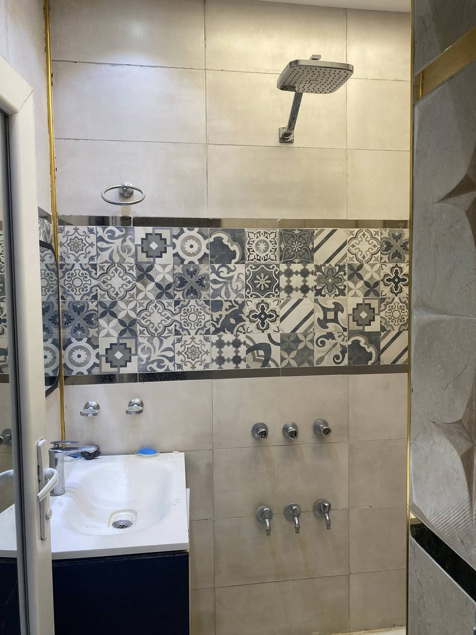 بيت للبيع (المنشور يتضمن صور وفديو توضيحي )
المساحه ١٠٠م واجهه ٥ والنزال ٢٠م  طابو زراعي سند ٢٥ 
مقابل جزيره بغداد /نزله مكتب النهرين سابع فرع 
البيت يتضمن استقبال وصاله ومطبخ وغرفه نوم وصحيات داخليه وخارجيه طابق واحد مع بيوتنه سنادويج ومخزن سقيفه كبيره عالسطح ..
البيت يباع مع المطبخ والبردات 
السعر ١٠٥ مليون للاستفسار اكثر الاتصال عالرقم التالي ***********
