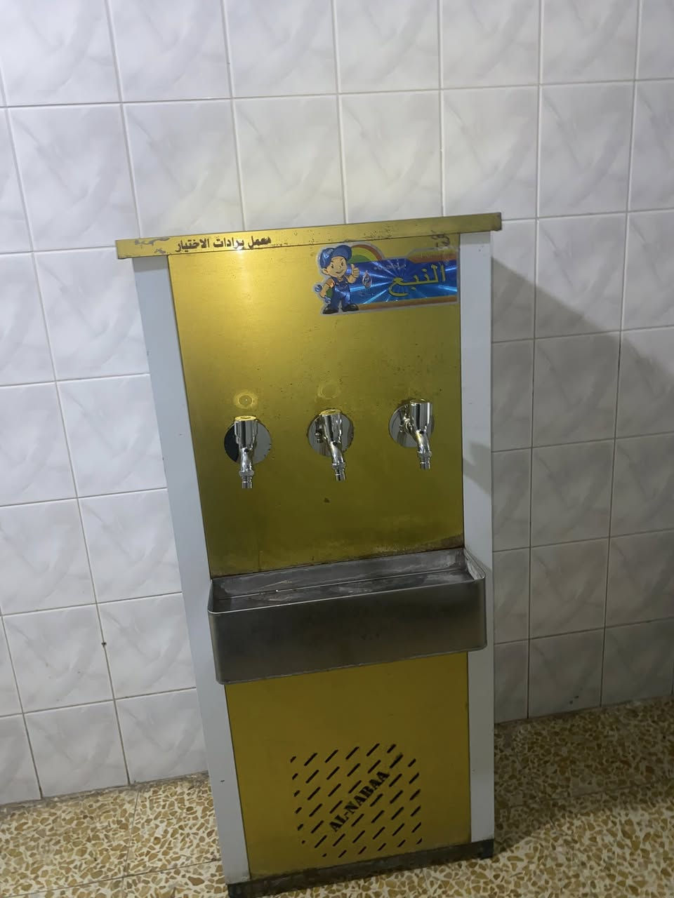 للبيع براد نظيف بدون اي عيب شرط سعره 250الف *********** واتساب
