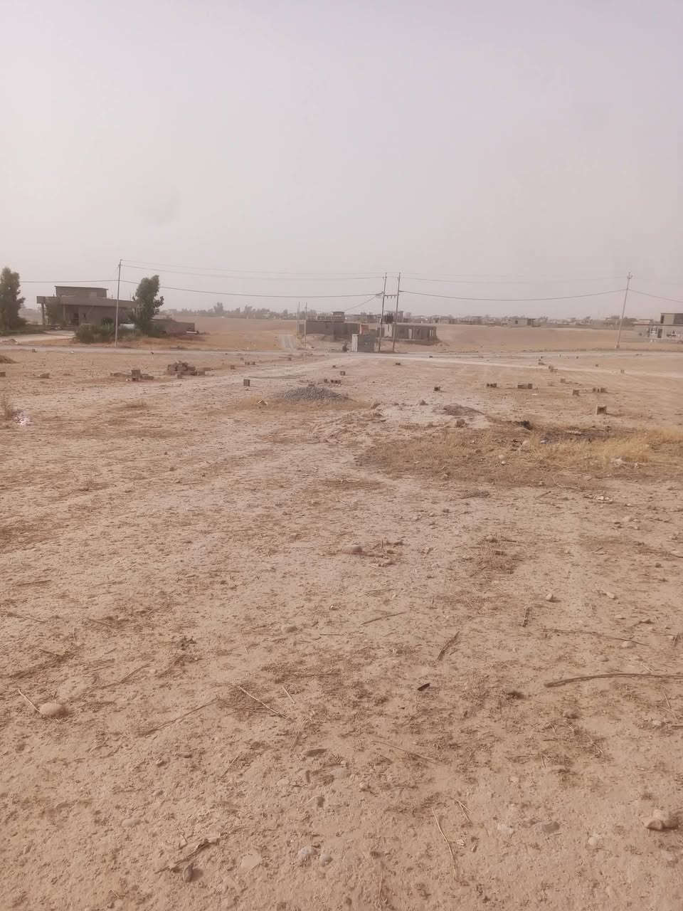 السلام عليكم قطعة ارض للبيع الموقع طريق المقبرة مقابيل بيت حربي المجيد عل شارع العام المساحة 1025متر 📞***********
