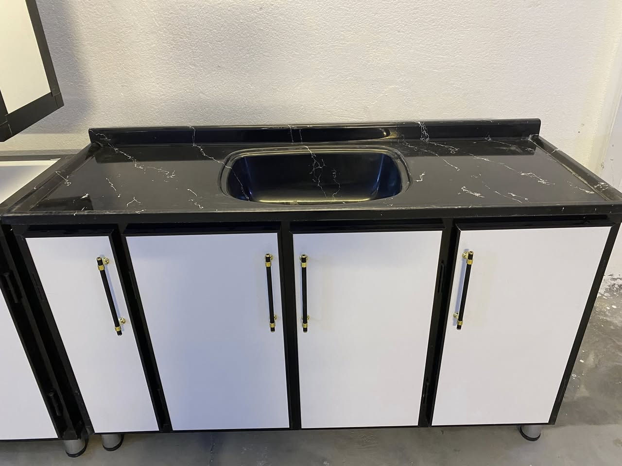 للبيع كاونتر جديد تزكام تركي  ثلاث مترات ارضي ومعلق والسنك متر ونص مرمر يوجد مراوس
العنوان مغربه بل شيشان الثانيه بل سايدين آخر استداره الاتصال *********** بي واتساب يوجد خدمه توصيل
