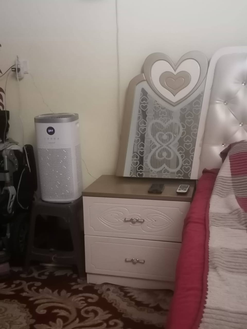 السلام عليكم غرفة للبيع سعرها 600 وبيها مجال لاتكسرون بالسعر***********
