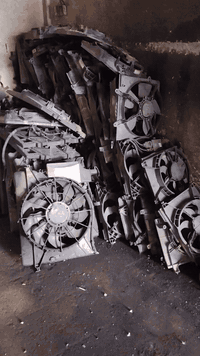 سلام عليكم مراوح جمله العدد 300 ول عبوات بانزين العدد 40 جمله رقم التواصل***********
