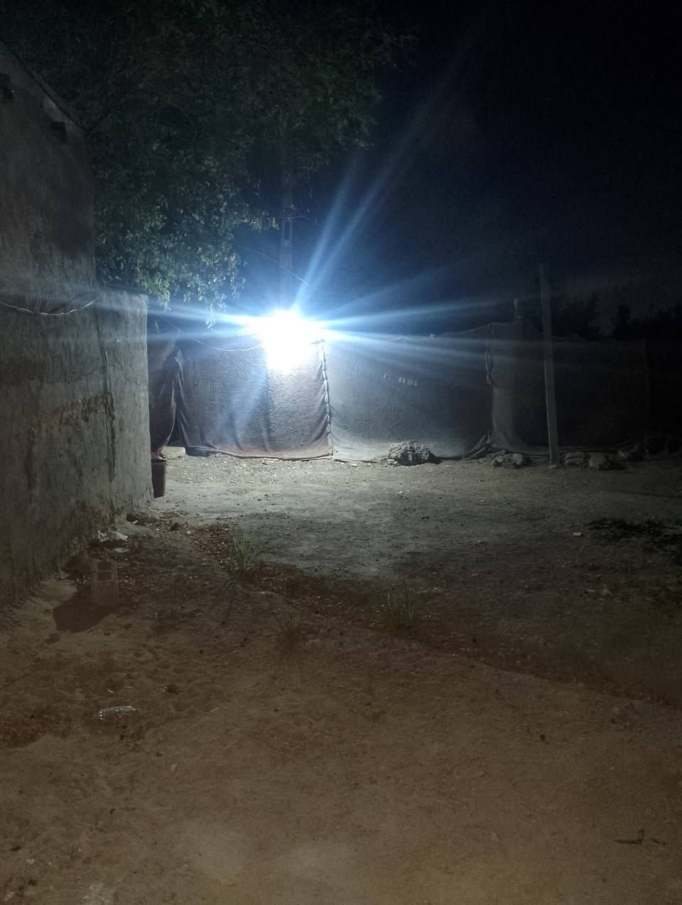 سلام عليكم بيت للبيع مساحه 100 وا عرصه 100 بيت تجاوز على شارع كربلاء عمود 28 خلف اكريت مول ***********

