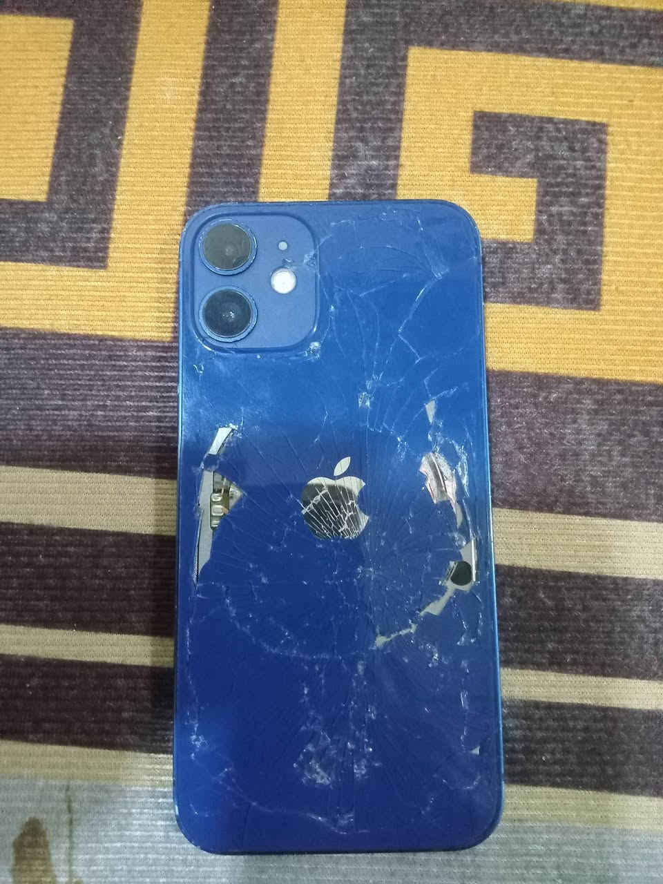 السلام عليكم ايفون 12 البيع العادي  الزقير كله ابلدي بس الضهر مكسور السعر 125 وبي مجال الستفسار عل رقم ***********
