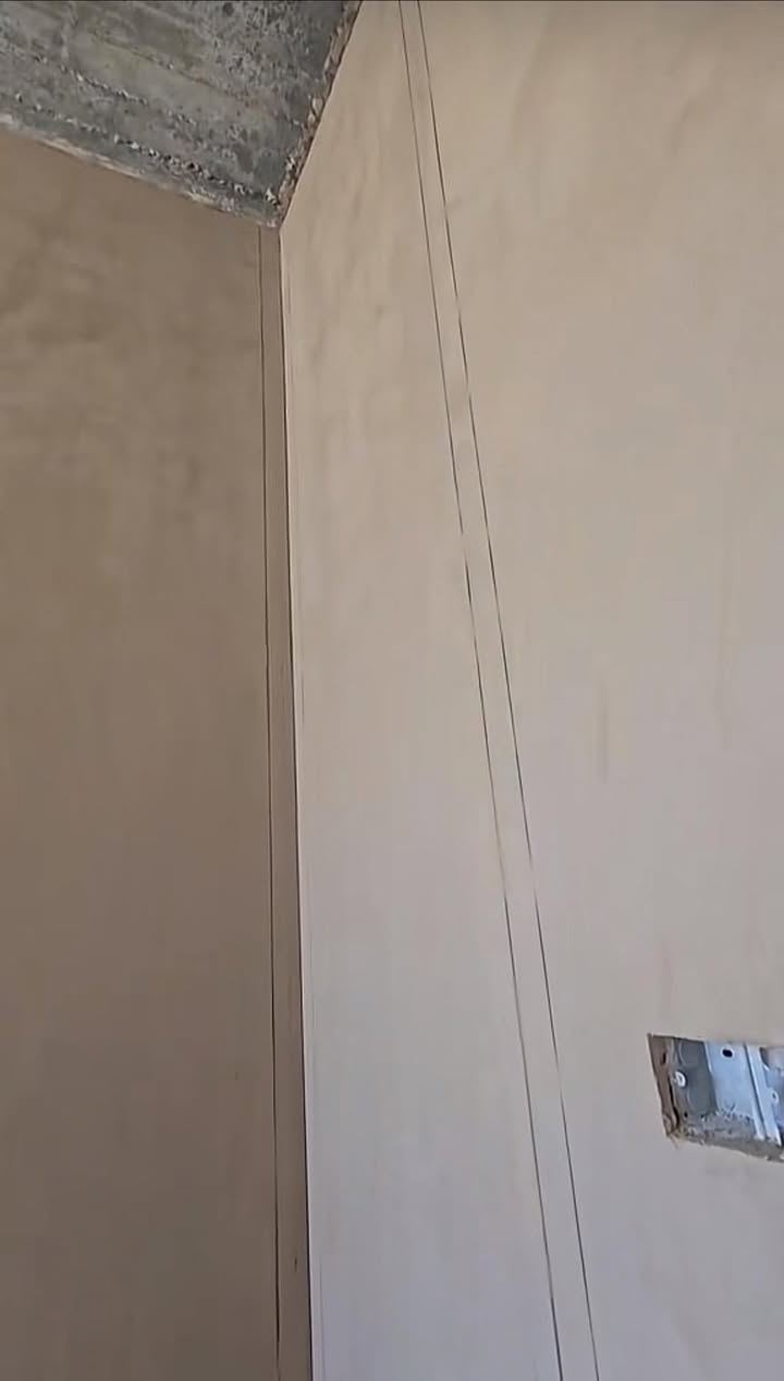 السلام عليكم خلفه لبخ جص وبورك بياض شغل درجه أوله اخذ ع متر أو بليوميه ‭٠٧٧٤ ٩٣٩ ٣٦٩٢‬
