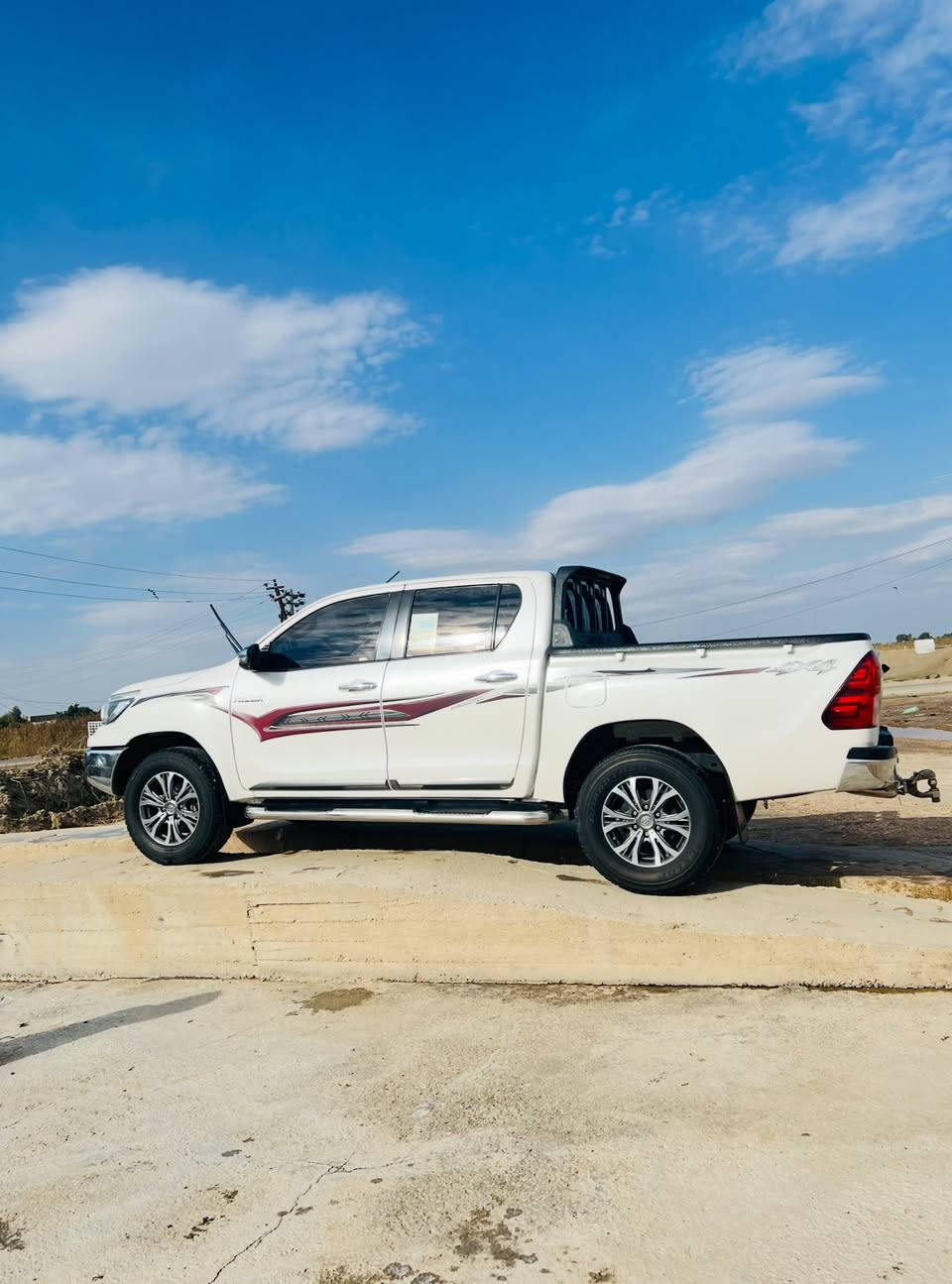 تويوتا هايلوكس فورويل 4x4 . 2018 سعودي باب اول 
محرك 2700 .4 سلندر ماشيه 145km . السياره كفاله عامه ماعده شخط يم البك لايت الخلفي 
رقم واسط سنويه جديده لـ سنة 2029 تحويل مباشر 
فول1/1 لون ابيض 
بصمه+دبل سنترلوك
تبريد قطعتين+ تبريد بيانو
شاشه كبيره+ كامره
تحكم ستيرن جهتين
الـسعر 280$ وبيها مجال للشراي 
الـعنوان الديوانية : الحمزه الشرقي.
***********
