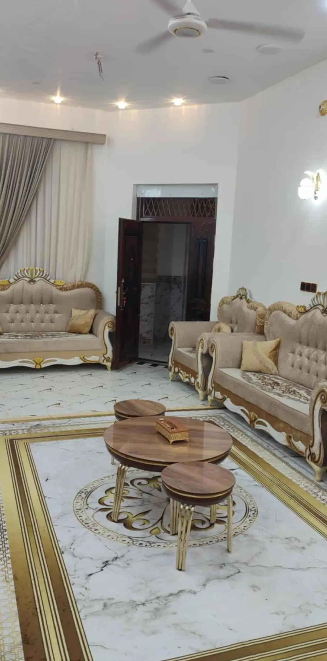 بيت للبيع زراعي  مساحة 450متر طابقين جديد مال عائله جبيره ثلاث غرف وصاله واستقبال وهول حديقه خارجيه وكراج مطبخ حار وبارد مجمع صحيات داخليه و خارجيه الطابق الثاني اربع غرف ومطبخ وصحيات مخزن وبيتونه  عنوانه السبل الثانيه نزلة المدارس  بي وصل ومشمول بلتطويب السعر 160 وبيه مجال شراي  ستفسار ☎️***********
