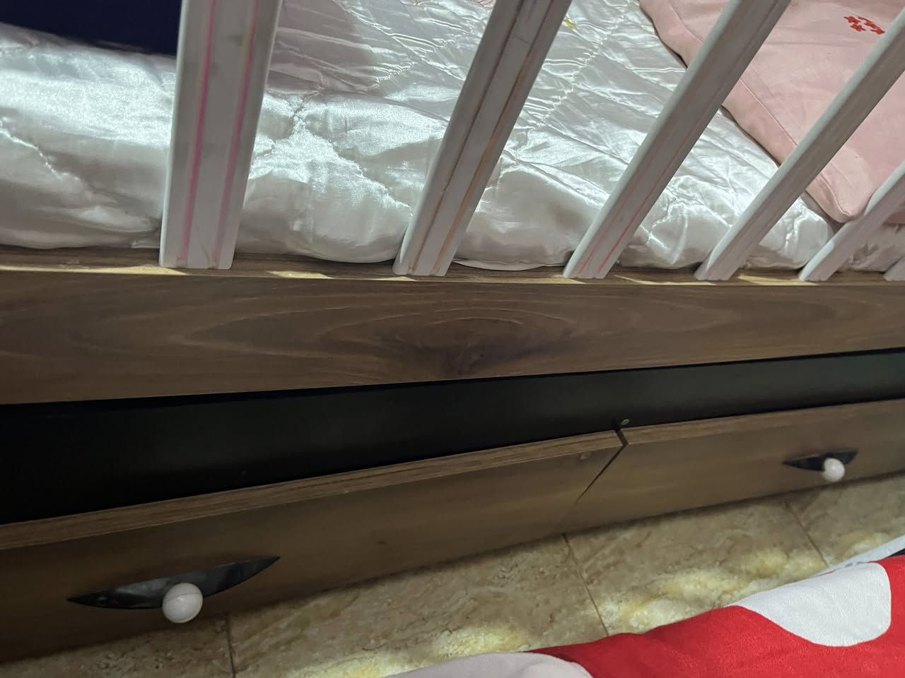 السلام عليكم 
سرير اطفال للبيع طول متر ونص
3 جرارات وباب جبير 
السعر 80 الف وبي مجال للتواصل 
على الخاص او على الرقم 
***********
