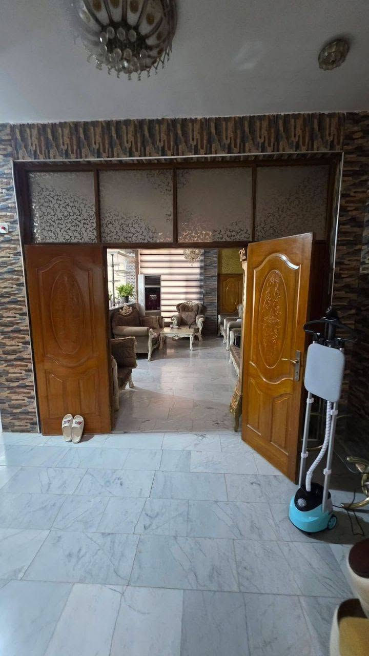 🏘️دار مؤثــــــــث #للأيجٓـــــــــار
📍 #الموقع:  حــــــــي الصحـــــــــة
قـــــــــرب مسبـــــــــح السندبـــــــــاد
✨ #المواصفات:  
▫️ المساحـــــــة // 200م 
الواجهــــــــــة // 10م
النـــــــــــــــزال // 20م
................
🔹محتويات الدار
غرفتيـــــــــــن وصالــــــــــة وهــــــــــول ومطبـــــــــخ ومجـمــــــــع صحيــــــــات خارجــــــــي وداخلـــــــــي وگـــــــــــراج ...
---------------------------------
📞 للاستفسار والمعاينة: 
الاتصال على الارقام :
***********☎️ واتساب    
او مراجعة المكتب 
الحلة _ الكرامة الشارع المشجر مجاور اسواق المطار 1 
--------------------------------
✅ نستقبل جميع عروضكم السكنية 🏠 والتجارية 🏡 بكافة مناطق الحلة 
……………………………
