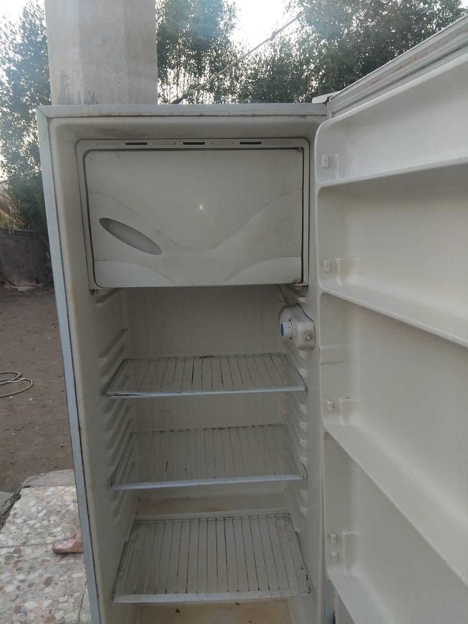 ثلاجه عشتار قديمه نضيفه وحلوة وسعرها مناسب عايزه غاز 
*********** طريق  النجف كربله
