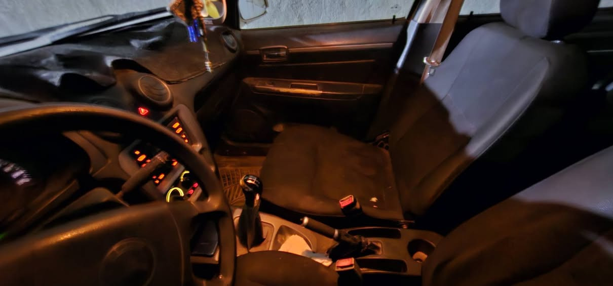 السلام عليكم. للبيع سيارة جيلي CK موديل 2013، استلام الشركة العامة. السيارة تتطلب بعض الترتيبات. عداد المسافة المقطوعة يبلغ 103 آلاف كيلومتر فعلي. توجد بعض الخدوش الخارجية الطفيفة، ولا يوجد أي تبديل أو صبغ أو صدأ. المقصورة الداخلية للسيارة بحالة المصنع، والإطار الاحتياطي لم يُستخدم إطلاقًا. تحمل السيارة لوحات بغدادية، والتسجيل يتم بتحويل مباشر. السعر المطلوب هو 31 ورقة (31000 دولار أمريكي). الموقع: بغداد. للتواصل، يرجى الاتصال على الرقم: ***********.
