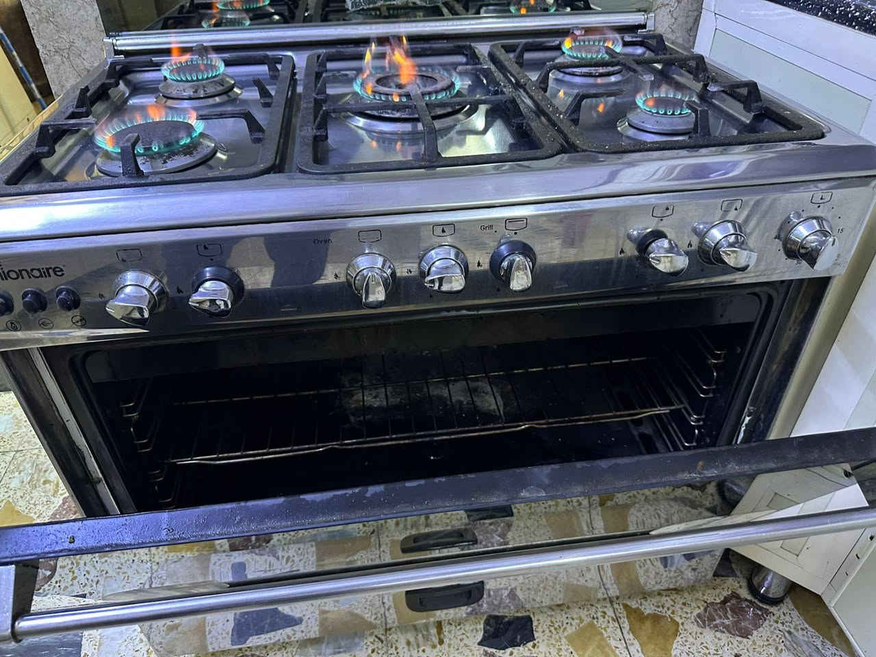 السلام عليكم .. طباخ خمس عيوني شغال جيد جدا سعره ب150
وجهاز جري نوعية جدا متينة سعره 250 
مكاني بغداد البلديات 
***********
