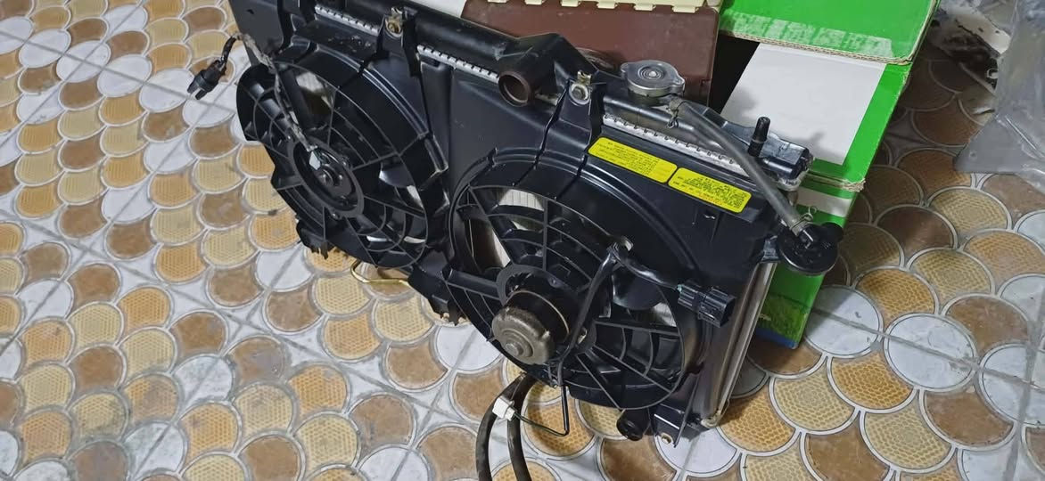 السلام عليكم راديتر دمعه مسطره حاويه نضيفه جدا هي ومراوحها قفل ب100 وبونيد حاويه هذا اللون وجاملغات دمعه كلهن حاويه اليحتاج يتصل *********** أو *********** الخط الثاني بي واتساب
