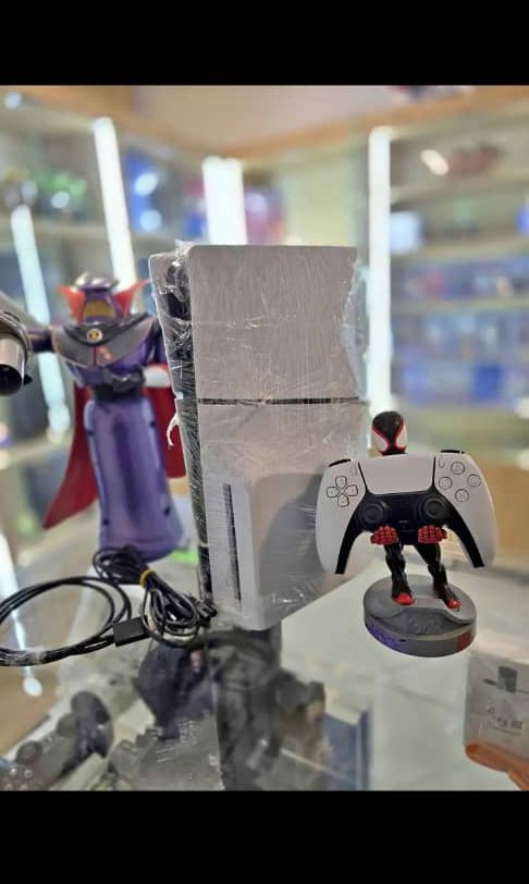 Ps 5 slim standard 
1 Mantte original 
Lita 10/10


**إذا كنت صاحب هذا الإعلان وتريد حذفه لأي سبب، رجاءا أرسل رسالة إلى الدعم الفني**