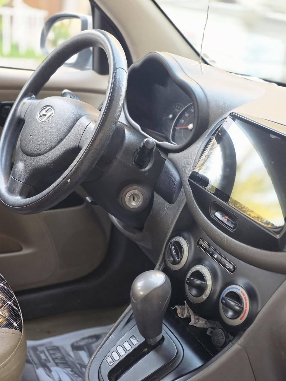 🚗 هيونداي i10 موديل 2015 للبيع 🚗
​المواصفات:
​الموديل: 2015
​المنشأ/المواصفات: خليجية
​اللون: سلفر (فضي) نظيفة بيها شوية شخوط
​الوضعية العامة: السيارة بوضع جيد مابيها نقص وجاهزة للاستخدام.
​حالة البودي (الضرر):
​السيارة مكفولة من كلشي، بيها طخة بسيطة جداً بالجاملغ عكس السايق (ما تتعدى الشبر) وباقي السيارة كله كفالة.
​💵 السعر المطلوب:
​ ورقة (8000$) وبها مجال بسيط للشراي الطيب.
​📍 المكان: [ بغداد -الاعظمية ]
📞 للتواصل والاستفسار: [ *********** ]
