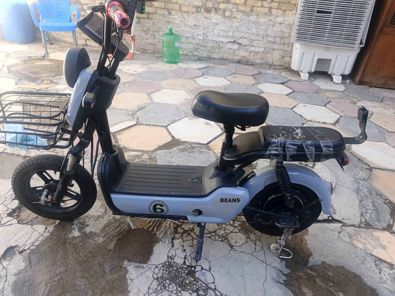 دراجة نوع بيان أصلي أخو الجديد كلش نضيفة سرعة ٧٠ فيها أربع سرع عكس إلي تجي بالسوق ٣ سرع بيها مثبت سرعة أربع بطاريات 🔋حجم ١٤ شحنتها الأصلية وياها  للاتصال : ***********
