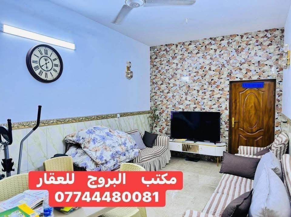 ⚜️  #للبيـــــــع في الـــــــــــدورة  ⚜️
⭕️دار سـكـــــني  :  بناء  حديث سنة  2014 

⚠️ تفاصيل_العقار 
⚠️ المساحة :  125م
⚠️ الواجهة : 6.250م
⚠️ النزال  :  20م
⚠️ طابقين :
⚠️ الملكية  : طـــــــــــابو  ملك  صـــــــــــرف
⚠️ موقع جداً  مميز  وكافة  الخدمات  متوفرة

⭕️ طابق الأول
كراج  +  صالة ضيوف  +   مطبخ   +  صحيات عدد  1 +
حولي مساحة واسعة  +  غرف النوم  عدد 1  +  ترك

⭕️ طابق الثاني 
غرف  النوم  عدد  3  +  صحيات عدد  1  +  بيتونة  + سطح

♋️ #العنوان  
                      بغداد     /    الدورة    /   ابودشير
              مربع  شركة  الكويتية  عرض  الشارع   10م
__
🌹 إذا لم يناسبك هذا العقار، لدينا خيارات متنوعة 
🌹 تشمل منازل، وأراضٍ تناسب جميع الأذواق.
_____________________________
___

#لمعرفة ../    السعر  #اكتــب    رقم    (  1  ) 
     
 ليأتي  أليك  الرد  برسالة خاصة  📩   
  تعامل والتفاوض مع #صاحب  العقار   حصراً  
____________________

•  زبائننا  الكرام بكم نرتقي ونتشرف بزيارتكم 
• احصل على منزل أحلامك معنا، نحن مكتب عقاري 
• موثوق ومتخصص في تلبية احتياجاتك السكنية
• لاتتردد في زيارتنا او الاتصال بنا 
___________________________

للاستفسار أي سؤال ___________ الأتصال على 
الرقم 

( *********** )        
⁨
#دمتم__في__رعاية__الله
