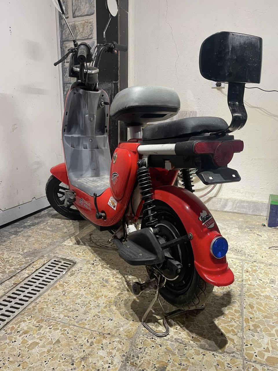 السلام عليكم دراجه شحن حجم 14الدراجه كلش نضيفه كلشي مابيهه كلشي شغال بيهه كل كهربائياتهه شغاله مكان بغداد الامين الثانيه ***********-***********السعر 200
