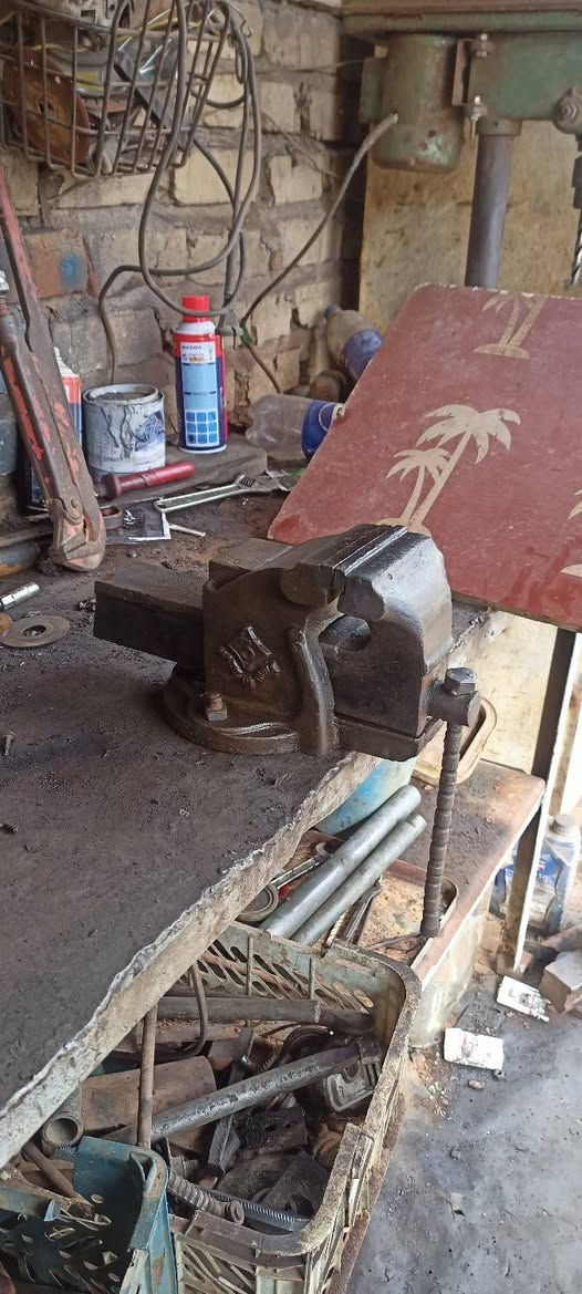 سلام عليكم منكنه حديد قديمه حجم 5نج ام نجمه 
تفتح 13سانتيم 
عرض فج 10سانتيم 
*********** بي واتساب
