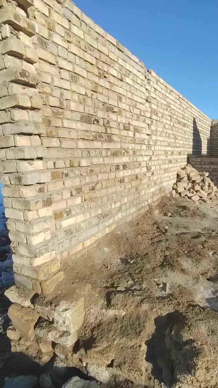 للبيع هيكل زراعي بناء طابوق ١٠٠ متر مربع الاساس حجر، مدفون، غرفتين مبنيات/ والاساس مطبخ وبراني وصحيات، المنطقة قرب السكك توجد خدمات وطرق مقرنص، ابيع مكاتبه، علما مشمول بالقرار 
السعر ١٠ مليون بي مجال الاتصال  ***********
