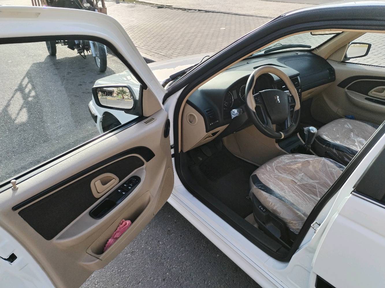 بيجو بارس موديل 2025 حره بأسمي صار 3اشهر من استلمته من الشركة السيارة ماشيه 12الف كفالة عامه ماعده كم زلغ ولد الحرام زلغوه بمفتاح حسد عيشه مايبينن بل صور مواصفات السيارة دبل ايرباك السائق والعبري انذار سرقة تقفيل البيبان تلقائي عند التحريك اشاير بل مري تحكم بل مري كامل نضام اي بي اس مانع انزلاق ويل كب خمس تايرات دوشمه ارضيه جلد الصندوك جلد مكينة 1800 الف وثمنميه السعر 96 وبيه مجال قليل السيارة صارت عليه بشده هيه ورقم تحويل ثاني يوم مكاني البصرة القبلة رقم تلفوني *********** متواجد وتساب شريحة