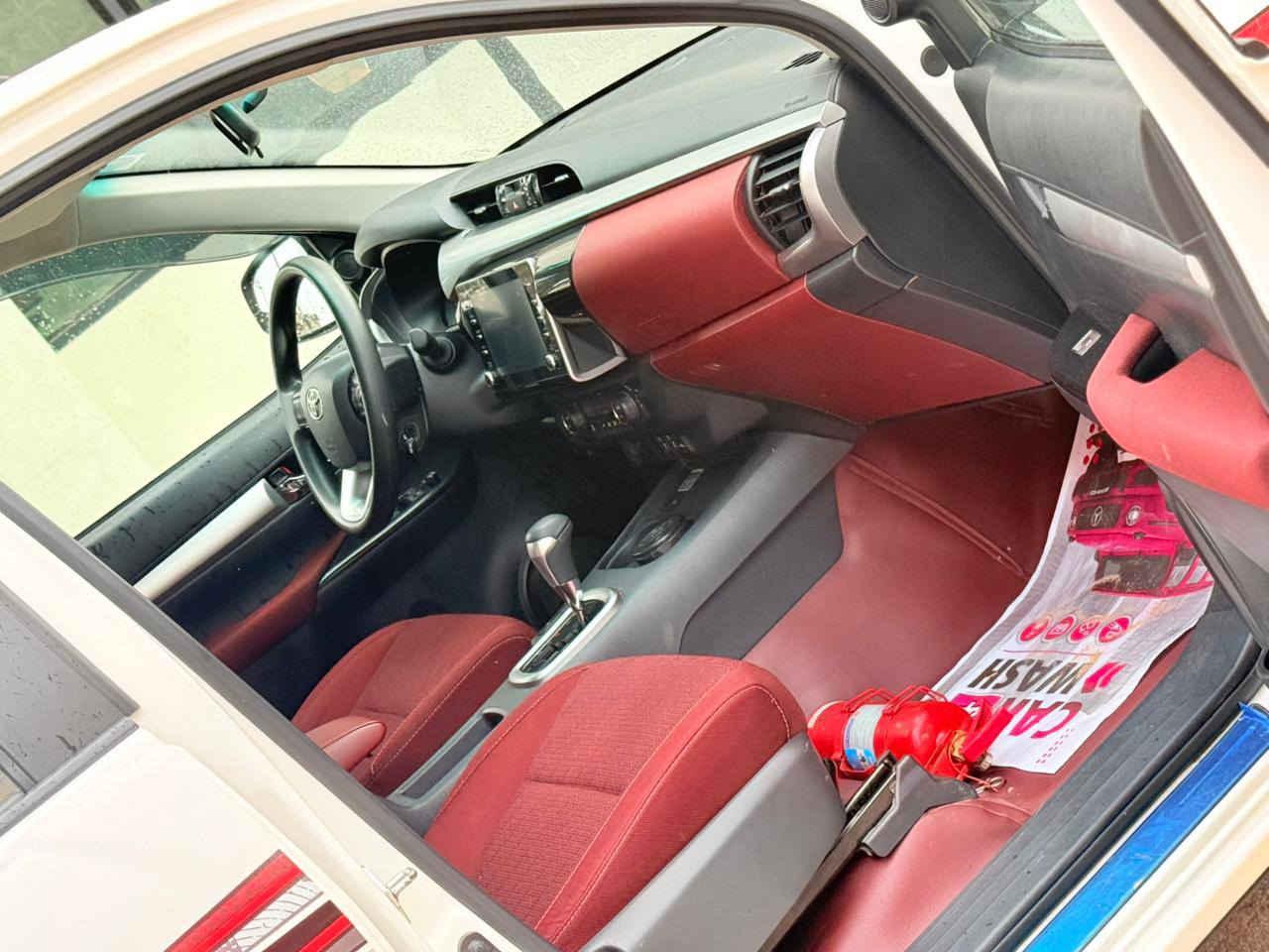 سلام عليكم للبيع تايوتا هايلوكس موديل  2025 السعر 288 اوتماتيك ماشيه 30 شركة ساز فول موصفات شاحن لاسلكي قطعتين تبريد مكفوله كفاله عامه رقم بغداد بسمي ***********
