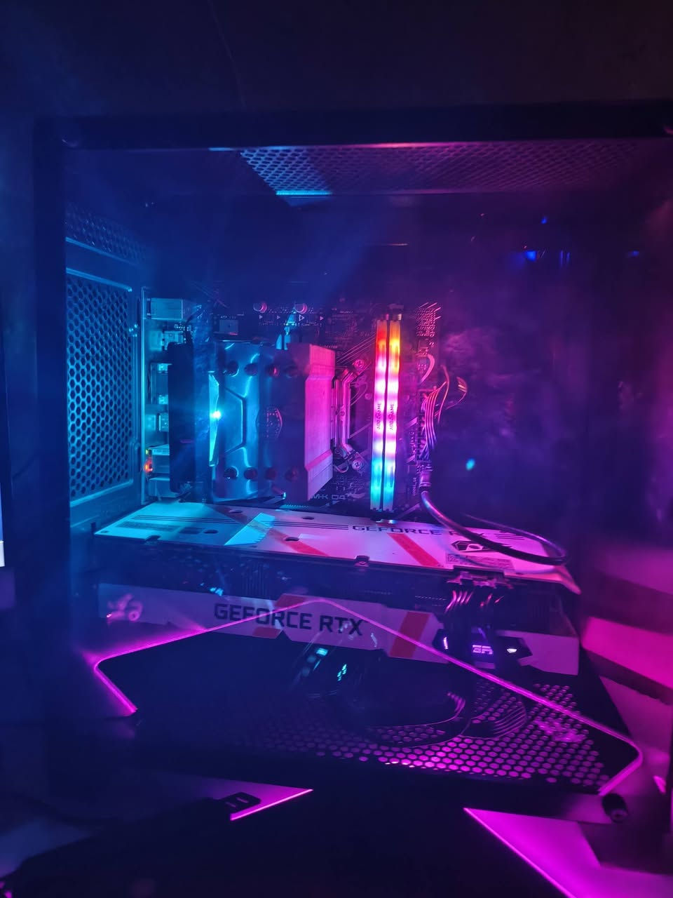 Gaming PC 
CPU: Intel Core i5-12400F (6 Cores / 12 Threads)
GPU: RTX 3060 12GB Gigabyte White 3 Fans
RAM: 16GB DDR4
Storage: SSD M.2 512GB
الملحقات:

الجهاز مناسب للألعاب والشغل والدراسة، ويشغل PUBG، Warzone، CS2، Valorant، GTA V وغيرها بأداء ممتاز.
السعر: 975.000دينار قابل للتفاوض
الموقع: بغداد - مدينة الصدر - قطاع 38
الهاتف: ***********
