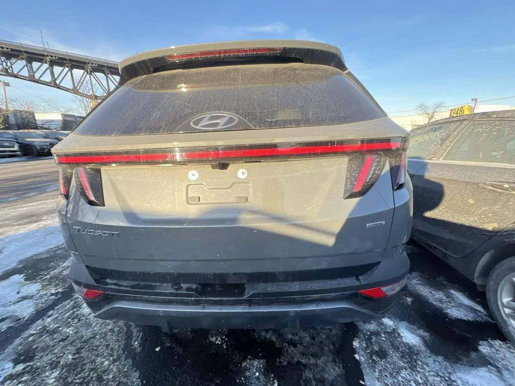 توسان موديل 2024 لمتدد بانسب سعر
ماشيه 24 الف مايل 
المحرك: 4 سلندر سعة 2.5 لتر.
القوة: 187 حصان وعزم دوران 178

💎 ســعــر ✅ ::  الــرد تلقائي 📮

ناقل الحركة: أوتوماتيكي من 8 سرعات
بتقنية SHIFTRONIC.
نظام الدفع: نظام HTRAC
للدفع الرباعي المستمر (AWD)
قياسي في فئة ليمتد

الإضاءة: نظام إضاءة LED
كامل (أمامية وخلفية)
مع إضاءة نهارية مميزة مخفية في الشبكة.
السقف: فتحة سقف بانورامية واسعة.
وباقي المواصفات معروفة

السيارة بالاردن مدة الوصول 45 يوم
مصلح وكامل بأسم المشتري
رقم صـــاحب سيارة:  *********** واتساب

لعرض سيارتك على الصفحة بنفس الطريقة راسلنا
