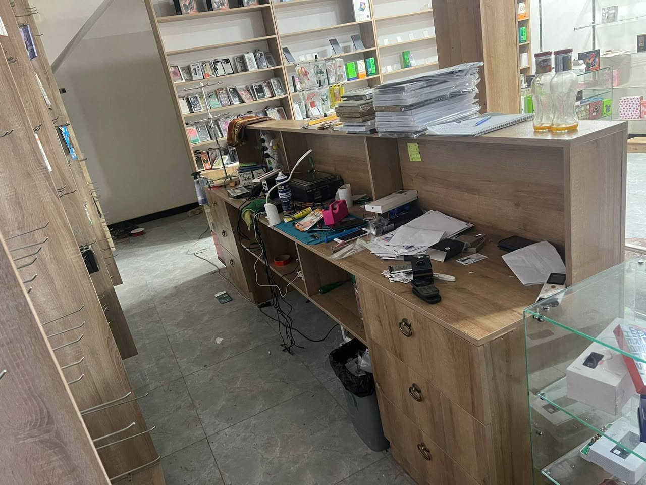 فاترينات ام دي اف قياسهن متر و١٠ العرض وطولهن ٢ متر و٨٥ عدد ٤
والميز ام دي اف قياس ٣ متر
العنوان بغداد مقابيل الجزيره السياحيه
رقم التواصل ***********
