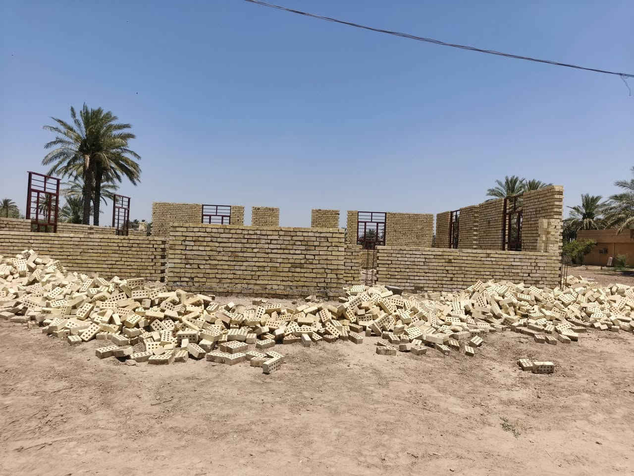 السلام عليكم ورحمة وبركاته 
جامع قيد الإنشاء الي حاب يتبرع جزاه الله خير 
للستفسار ***********
