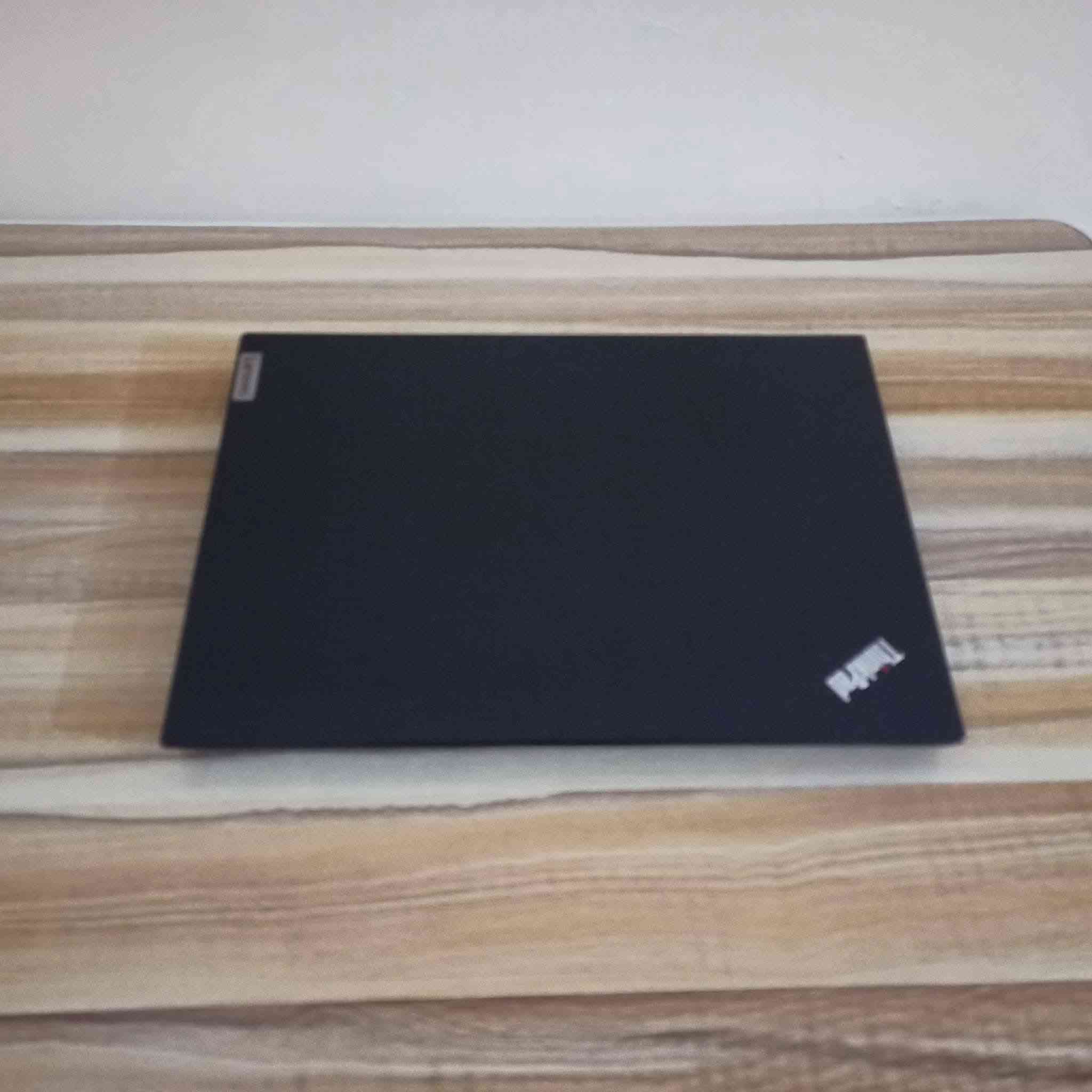 💼 فخامة واعتمادية سلسلة الـ ThinkPad الشهيرة! Lenovo ThinkPad L14 💻🔥
إلى طلاب الجامعات، الأساتذة، الموظفين، وأصحاب الأعمال الميدانية.. إذا كنت تبحث عن لابتوب يجمع بين المتانة العالية (المعايير العسكرية في التحمل)، الوزن الخفيف، والأداء السريع لإنجاز مهامك اليومية والدراسية بسلاسة تامة.. فهذا الجهاز هو خيارك الأذكى!
⚙️ المواصفات الفنية والعملية:
⚡️ المعالج: Intel Core i5 (الجيل العاشر) – أداء قوي، مستقر، وممتاز جداً لتشغيل البرامج الدراسية، التصفح، وإدارة الأعمال المكتبية بكفاءة عالية.
🚀 الذاكرة (RAM): سعة 8GB – تمنحك استجابة سريعة وسلاسة في التنقل بين النوافذ والملفات.
💾 التخزين: 256GB SSD – سرعة فائقة في إقلاع النظام وفتح البرامج بلمح البصر مقارنة بالهاردات العادية.
🖥️ الشاشة: بحجم 14 بوصة – حجم مثالي ومريح جداً للتنقل، الدراسة، والعمل في أي مكان وبوزن خفيف.
🔥 عرض خاص وشامل – جاهز للعمل فوراً 🔥
💰 السعر: [300,000] دينار عراقي فقط!
🎁 الباقة المجانية الكاملة: شاحن أصلي + حقيبة + ماوس + ملحقات.
🚚 التوصيل: متوفر خدمة التوصيل السريع لجميع المحافظات!


**إذا كنت صاحب هذا الإعلان وتريد حذفه لأي سبب، رجاءا أرسل رسالة إلى الدعم الفني**