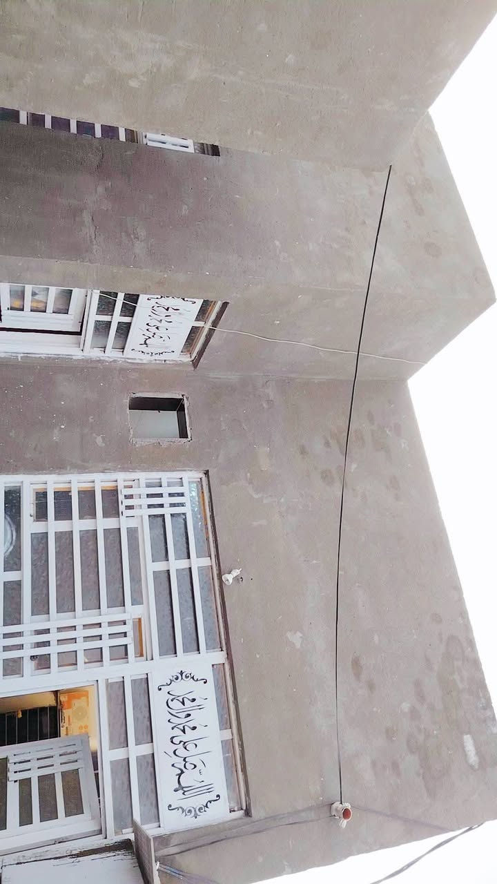 بيت طابو صرف ١٥٠ متر بااالشاافعية مطلوب اسكان ١٣ مليون تسديد ١٧٠ بالشهر موقع تجاري يبعد ع شارع ديوانيه نجف ١٠٠ متر سعر الكلي٨٣والي باليد ٧٠ بنا جديد صارله ٣شهر يحتوي ع غرفتين ومطبخ صاله واستقبال وصحيات خارجيه وحمام داخلي يقع ع شارع ٢٠ متر وبضهره مدرسه ثانويه وابتدائيه وخطط مقابيله اعداديه ومركز صحي ومنطقة كولهه عالم مثقفه حي الموضفين بي محل طول ٦ وعرض ٣ونص وبس انت عندك محل بالمنطقه بنا طابوك درجه أوله اساس كونكريت سقف اعكاده الحلوه بي مايصير جار باب باب وياك مقابيلك ساحه مدرسه مستوصف حي الموضفين شارع ٢٠ اسم الشارع *********** التوكل على الله
