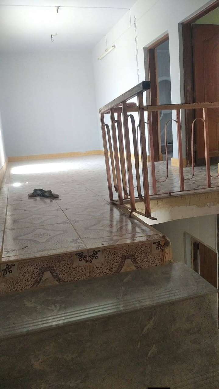 بيت للبيع  مساحته 280 متىر طابقين 3 غرف صالتين نساء ورجال مطبخ حار وبارد  في حي الاكرمين الاولى مقابيل مسجد الشاكر خلف مجمع الامين الطبي بفرع صيدلية الطف يبعد عن شارع المهندسين تقريبا 100 متر خلفه مدارس اعداديه وابتدائيه ترميم داخلي جديد  يطل ع ساحه  كما موضح بالصور والفديو  التفاصيل والسعر  ع خاص او واتساب على  الارقام التاليهه
 ***********
‏‪0778 071 6048‬‏
***********
