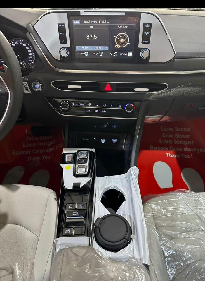 السلام عليكم 
سوناتا موديل 2023 (خليجي)
 ضمان شركة الت ساك 
سيارة مال شركة عليه ضمان 3 سنوات او 60 الف كيلو . 
سيارة حيل نظيفة مال بيت ومكفوله كفاله عامه من اي شي سيارة ماشية فقط (28الف كيلو حقيقي )
ومحافظ عليه حيل كله بانزين محسن وتبديل دهن من شركة الت ساك .
سيارة فول ما عدا بانورما 

حجم مكينة 2500 MPi مرغوب و اقتصادي جدا
 
حساسات امامي خلفي
بصمة وتشغيل عن بعد 
مراية وسطية اوتو دم 
مراية جانبيه كهرباء 
وجامات سايق وصدر نزول Auto
كشنات كهرباء 
شفتات مقود 
شاشه اصليه ابل كار بلي و كامره اصليه دواره 360
سايد بريك كهرباء و مانع انزلاق 
Auto hold 
بصمة ابواب و بصمة صندوق 
صندوق سياره ذكي يفتح عند اقتراب 
برادات خلفيه بلاديه 
حساسات اطارات 
ويل كاب سياره قياس 18 رياضي اطارت نوع Pirelli 
شاحن لاسلكي 
قطعتين تبريد 
سيارة رقم بغداد وباسمي 
مكان سيارة بغداد 
السعر 215 ورقة 
الاستفسار هذا رقمي 
***********
