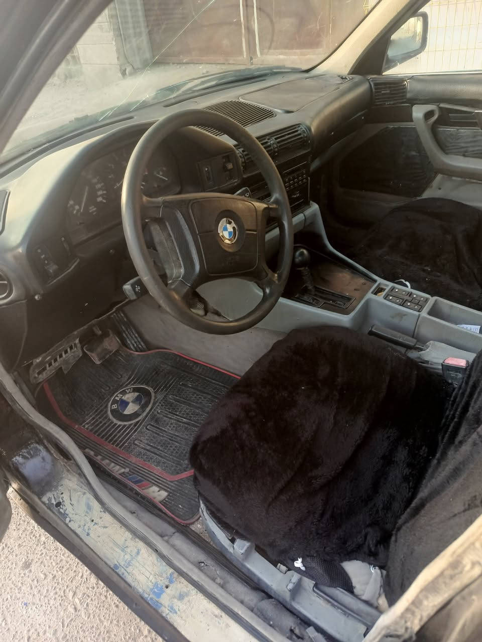 السلام عليكم
BMW 535 مكينة 35 مفتوح رقم بغداد راعي ووكالة بصرة 
الامن الداخلي 
حدادية الخلفية تبين الطسة والامامي تمام باور صوندة بيها ثقب تبريد كمبريسر عاطل وباقي السيارة مابيها شي 
السعر 30 وبيه مجال للشراي الصدك 
تلفون *********** ووتساب ***********
