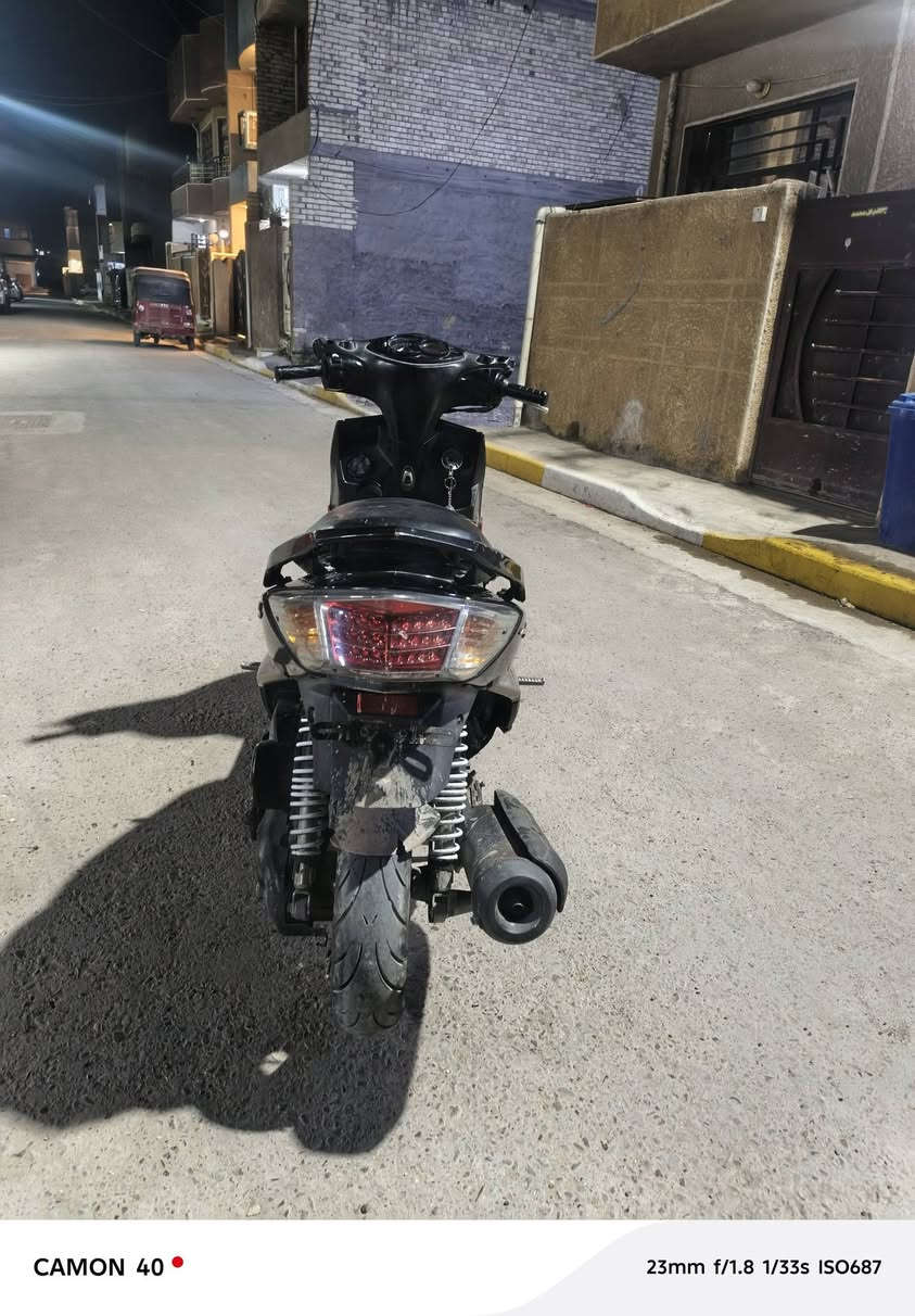 سلام عليكم سكنس فحل موديل 2011 حديث جويتر كهرباءي الدراجه تخبل مبيها اي نقص كهربائياتها كلها شغاله الدراجه بيها كلج خلفي مزود تصلي الدراجه ناعمه كلش كفراته نضيه السعر 600 وبيها مجال للطيبين  مكاني الشعب رقم الهاتف ***********
