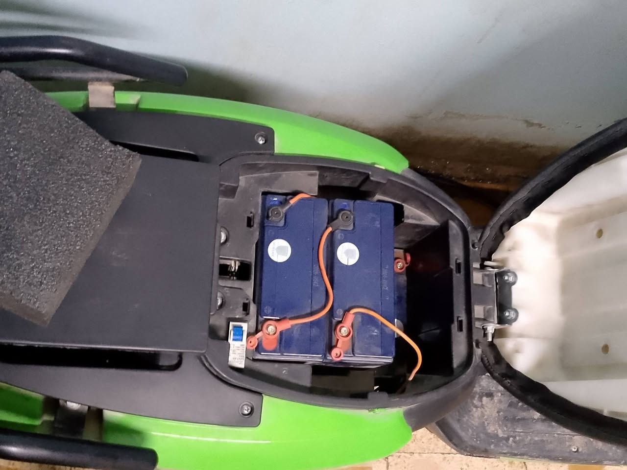 سلام عليكم عندي هاي دراجة شحن بوليس لل بيع مواصفاتها لايت سكن عالي ناصي إشارة يمنة يسرى تحتوي على خمس بطاريات وفيها قطع نارية وسعرها ٤٠٠ وبيها مجال إذا شراي تعال خاص رقمي ***********
